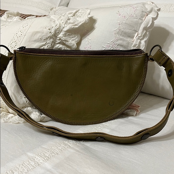 Lyons Leather Co. Green Leather Crossbody Small Bee - Picture 2 of 12